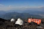 O campo base das expedições que sobem o vulcão Lanín, na região de Junín de Los Andes, na Argentina. A tenda vermelha é do exército argentino